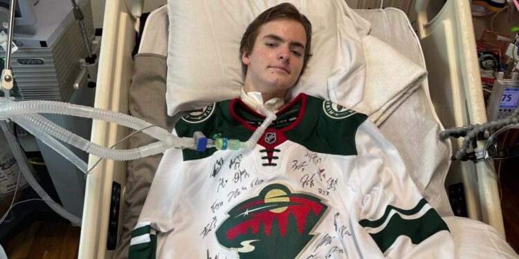 The young hockey player returns to the court nine months after a devastating injury The young hockey player returns to the court nine months after a devastating injury